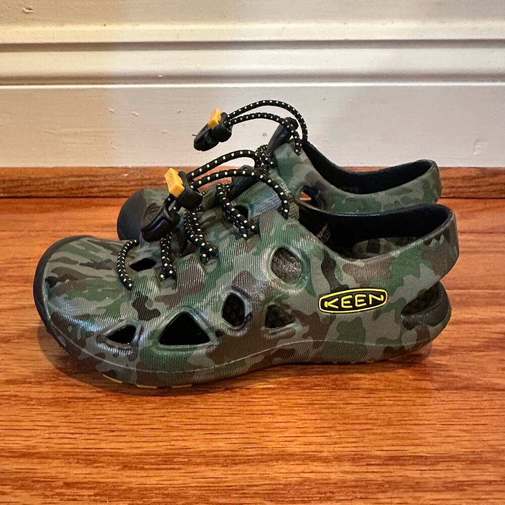 KEEN Kids Camo Closed Toe Water Sandals Green Yellow Outdoor Size 10